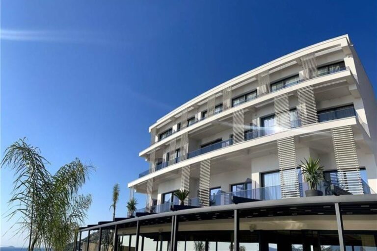 Coral Boutique Hotel 5* – Vlore, Albanija